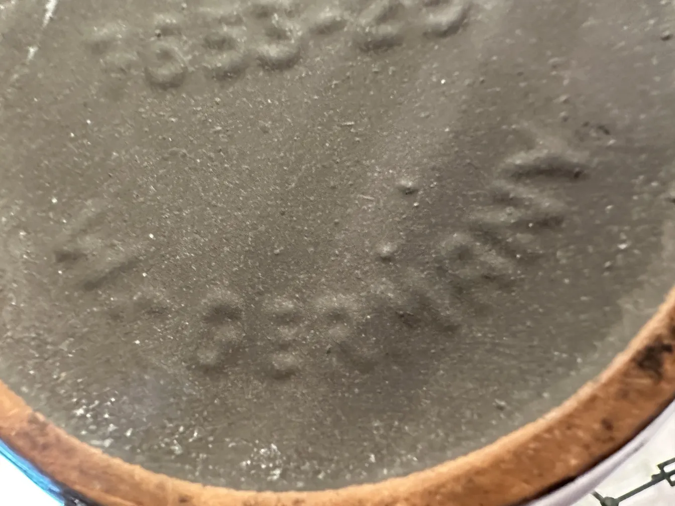 Vista di un pezzo di ceramica antica con iscrizioni Carstens Tönnieshof, sfondo chiaro.