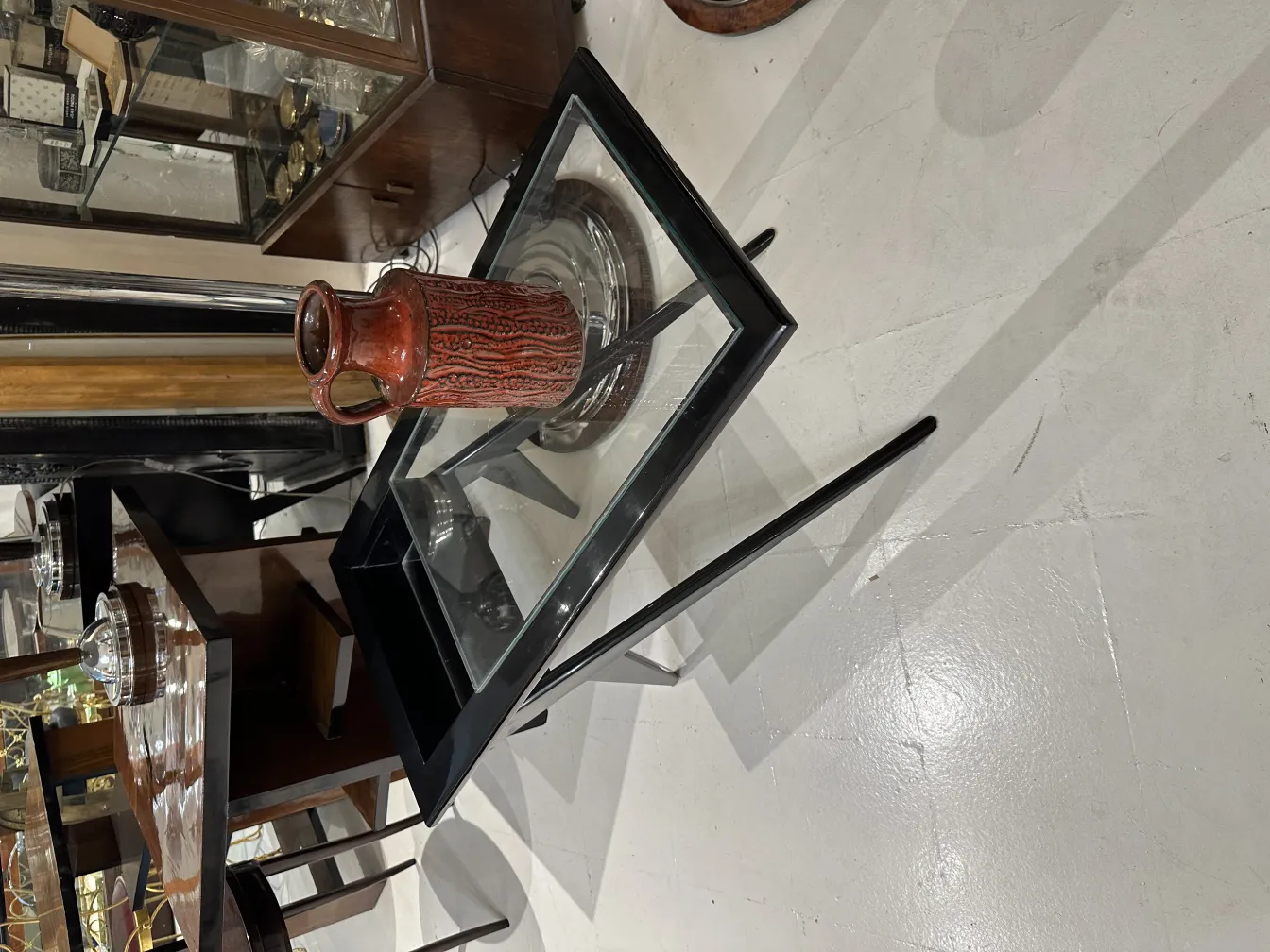 Vaso cerâmico antigo vermelho em fundo claro