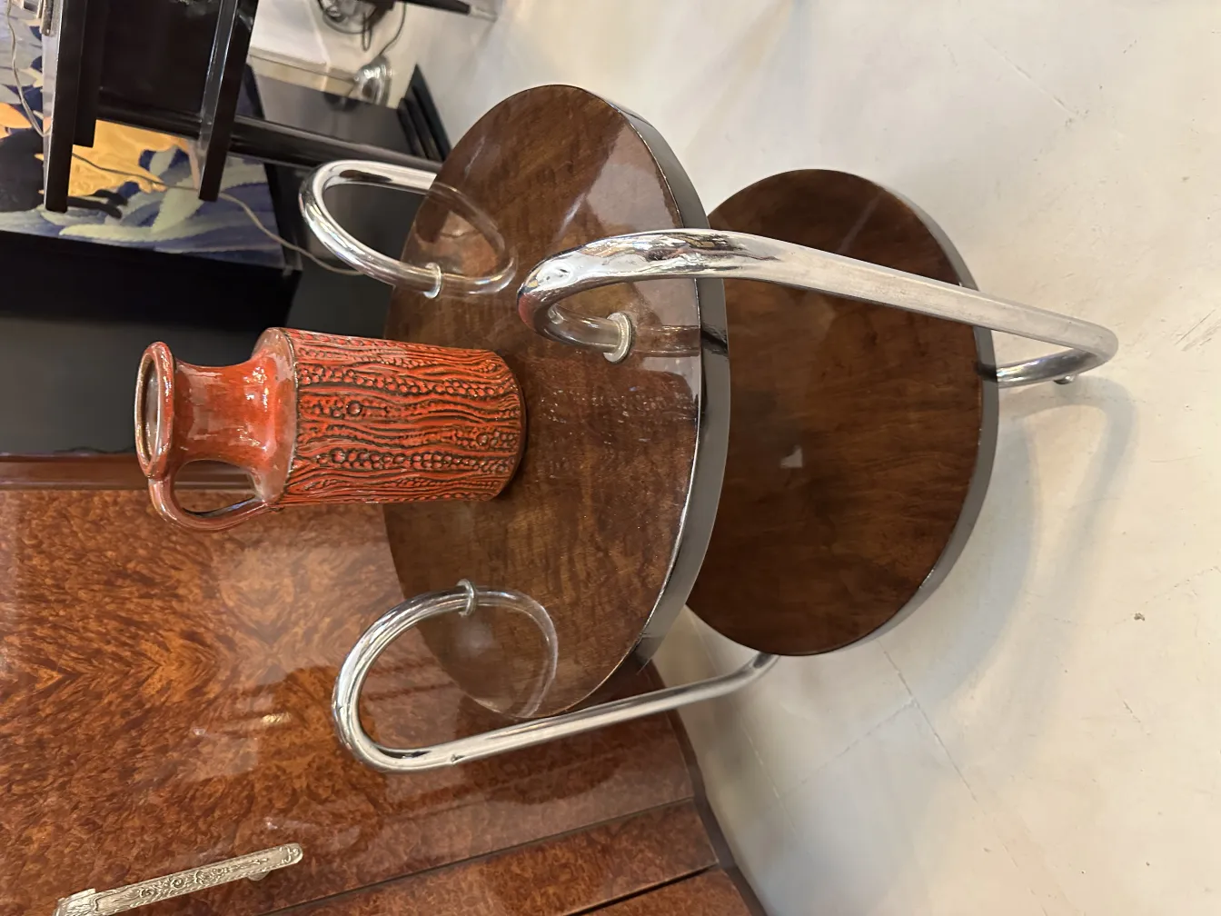 Antike orange Keramikvase mit Reliefdetails.