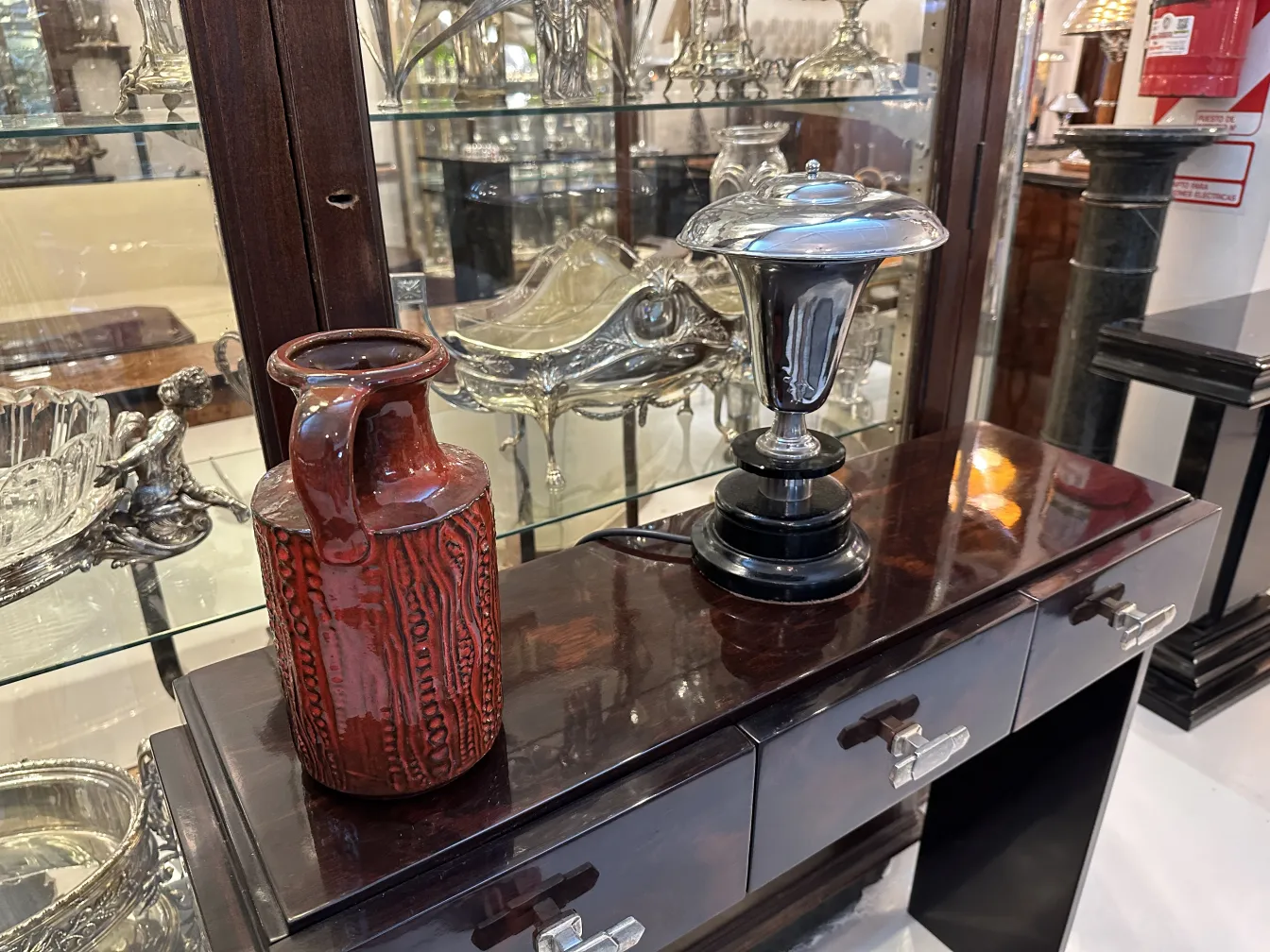 テクスチャーのある古代の赤い陶器の花瓶、展示用。