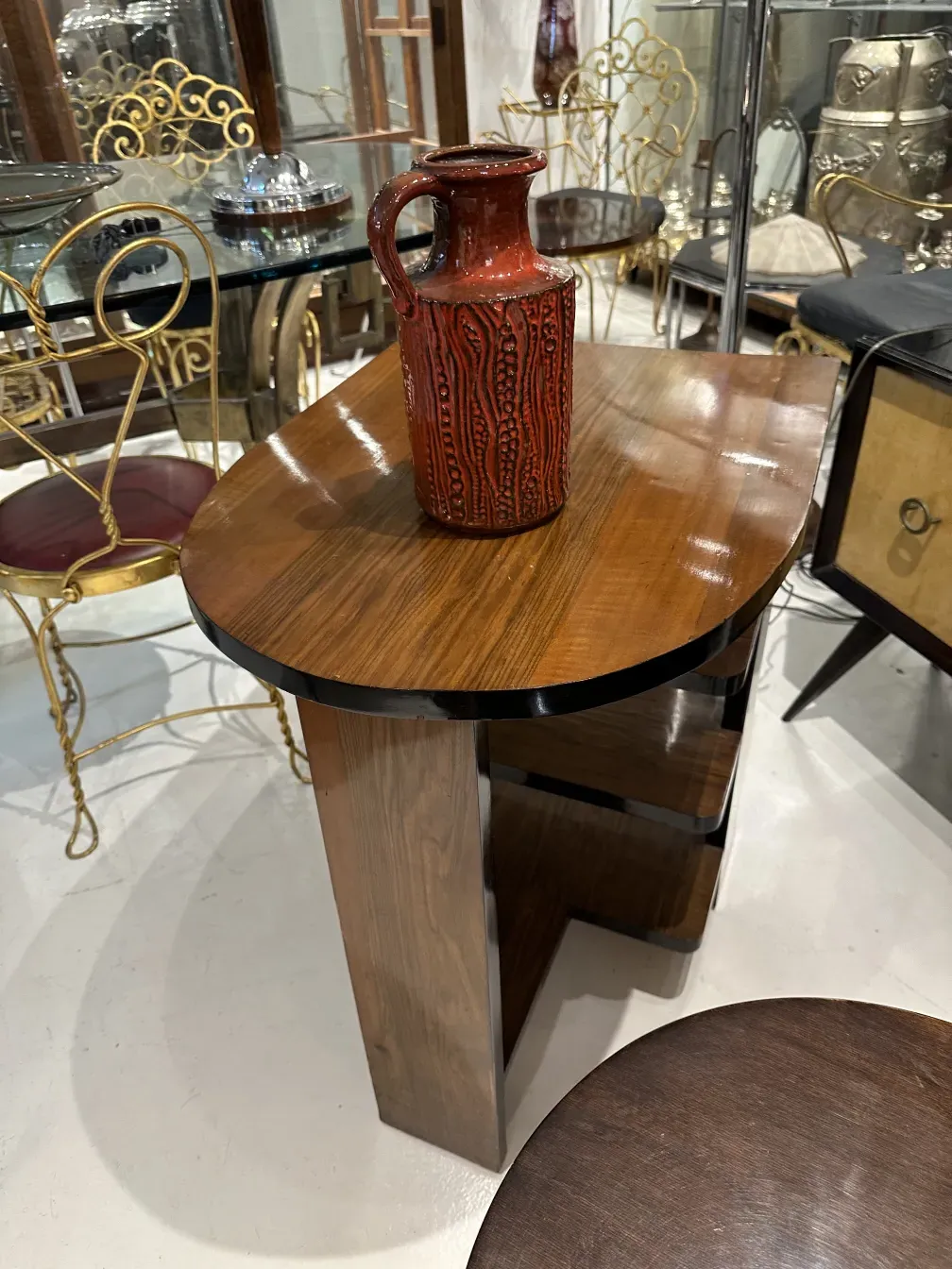 jarrón de cerámica antiguo con diseño estriado en rojo
