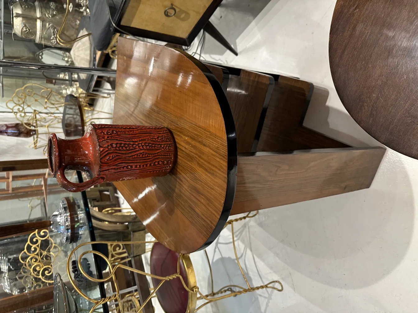 Vase en céramique ancienne avec un motif détaillé sur une table décorative