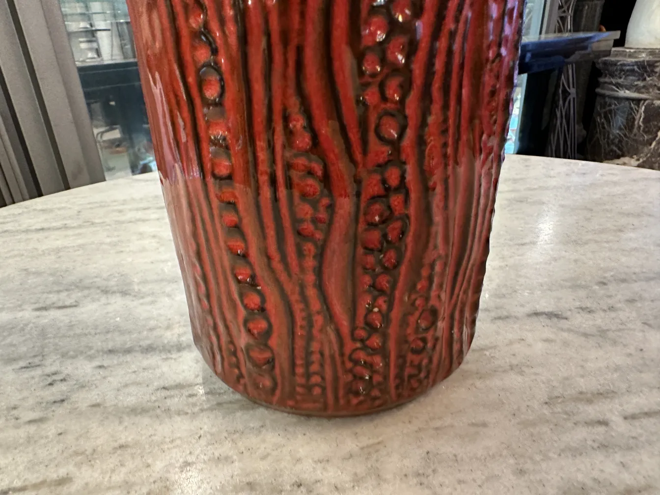 Vase de céramique antique avec texture et finitions rouges