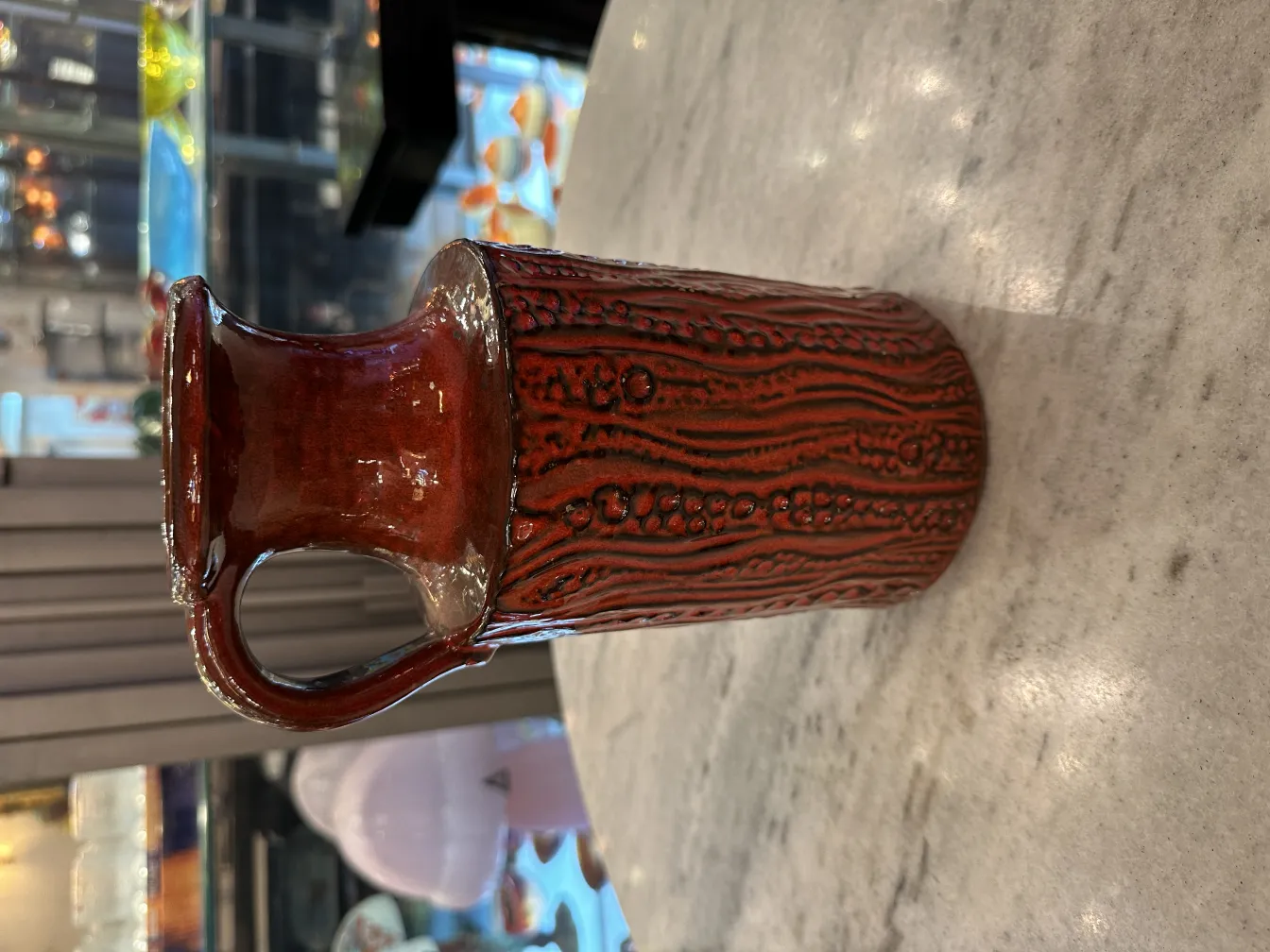 带纹理的红色古陶瓷花瓶