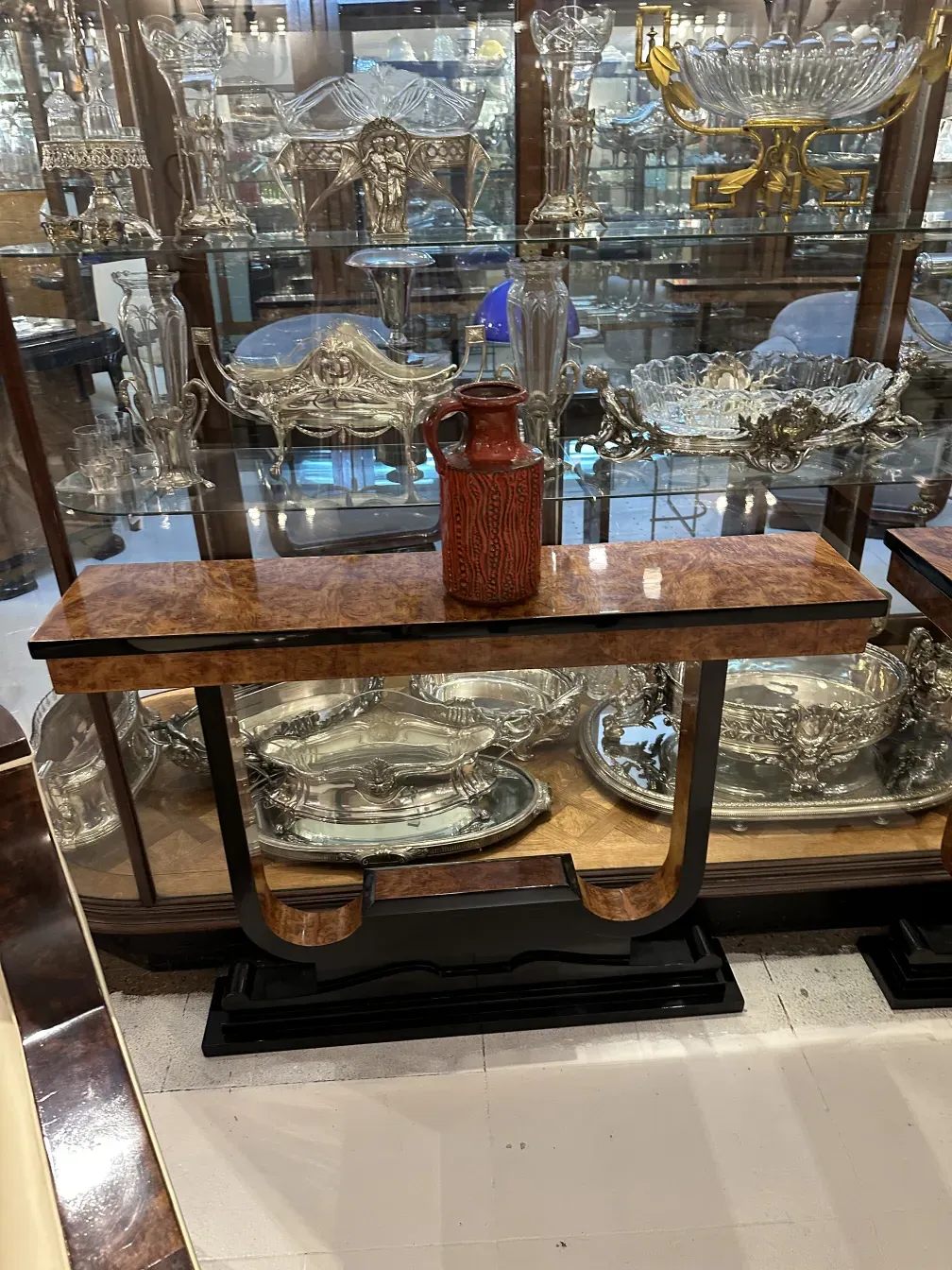 jarro de cerâmica antiga com design vermelho e fundo brilhante