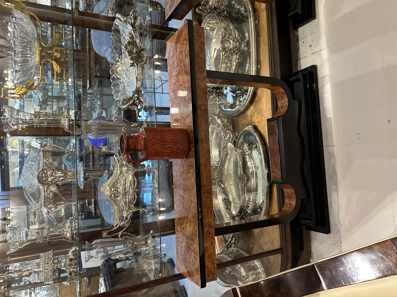 Vase en céramique ancienne avec décoration riche dans une vitrine en verre.