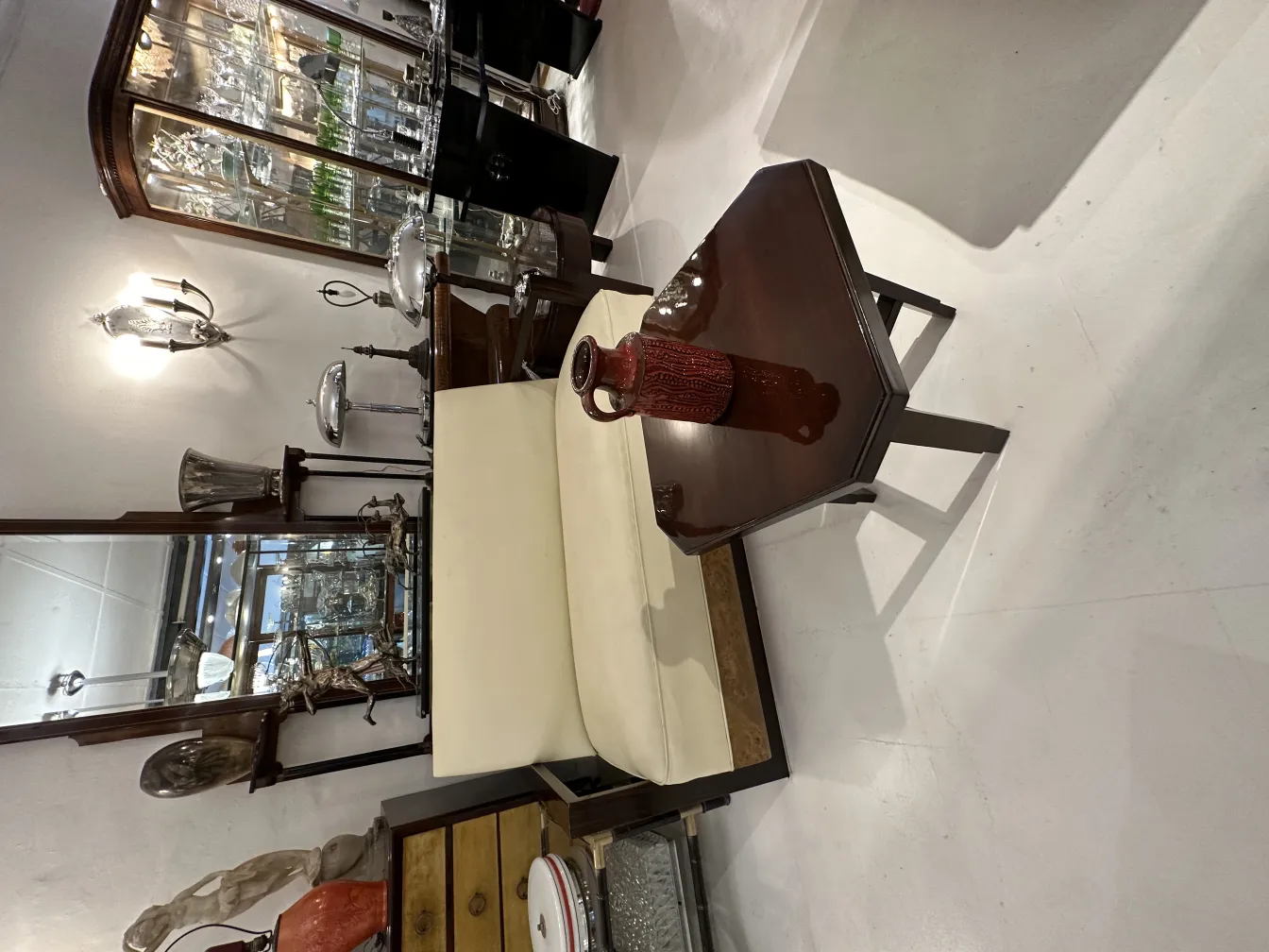 Céramique ancienne décorative dans un environnement antique.