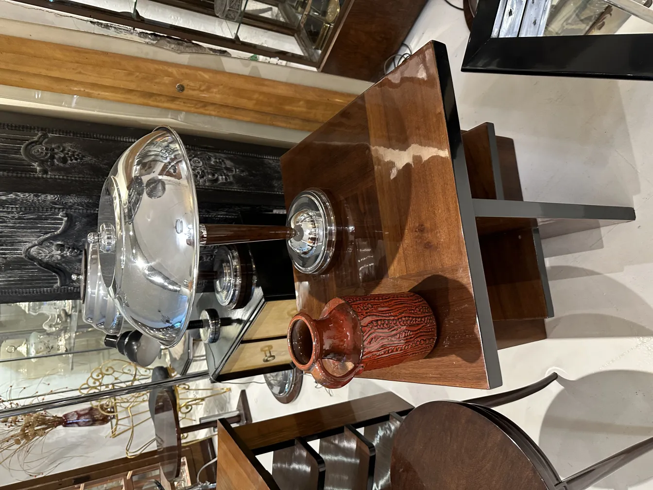 Vaso de cerâmica antiga em mesa de madeira.