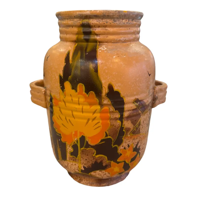 Jarra de cerâmica antiga decorada com flores amarelas e verdes, ambiente acolhedor