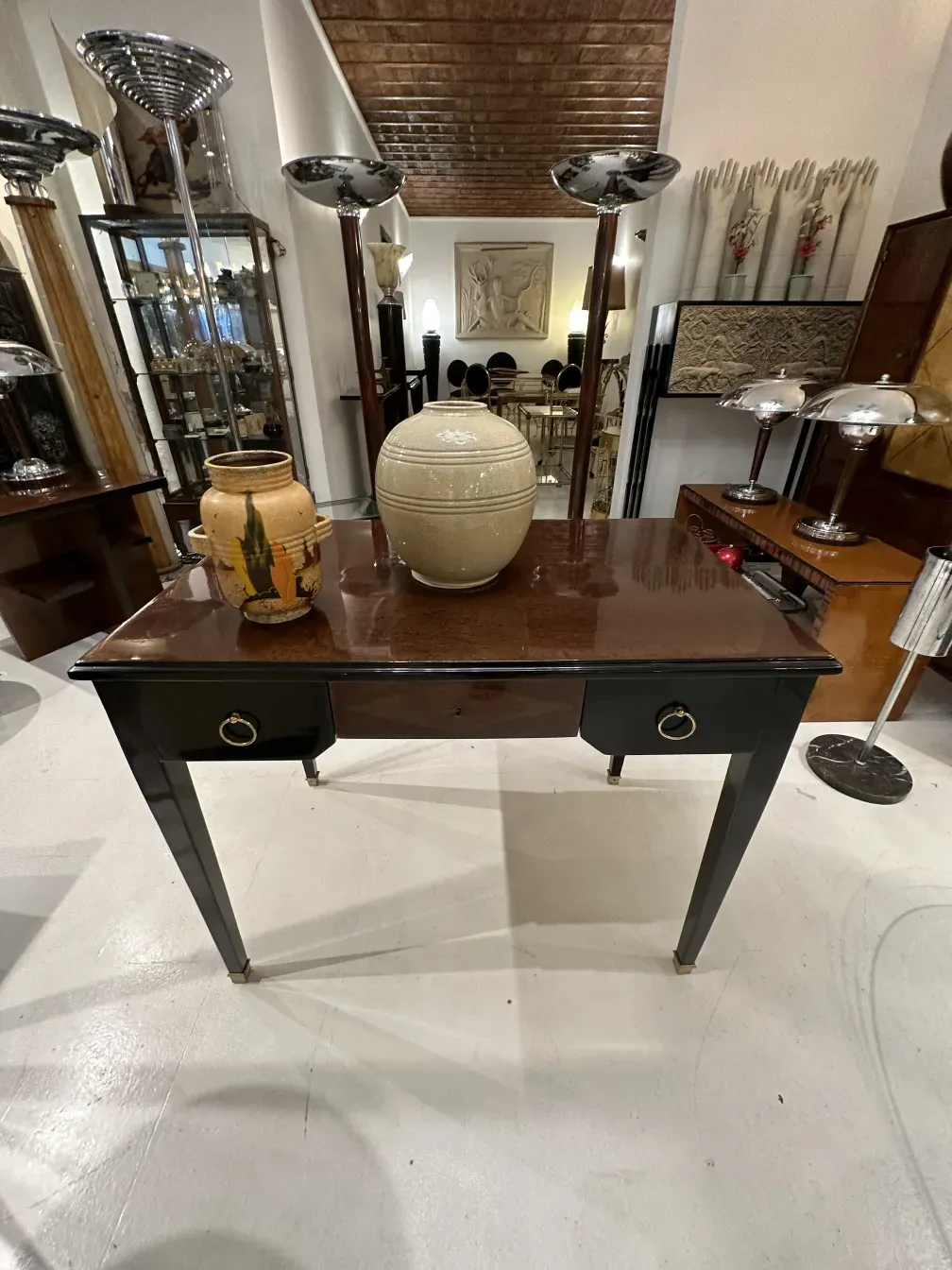 Due vasi di ceramica antica su un tavolo scuro.