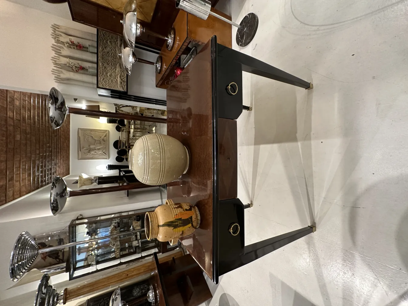 Decorativa cerámica antigua en ambiente sofisticado