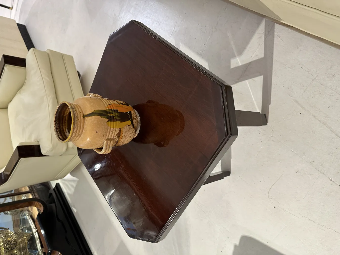 Vase en céramique ancienne avec des décorations colorées sur une table