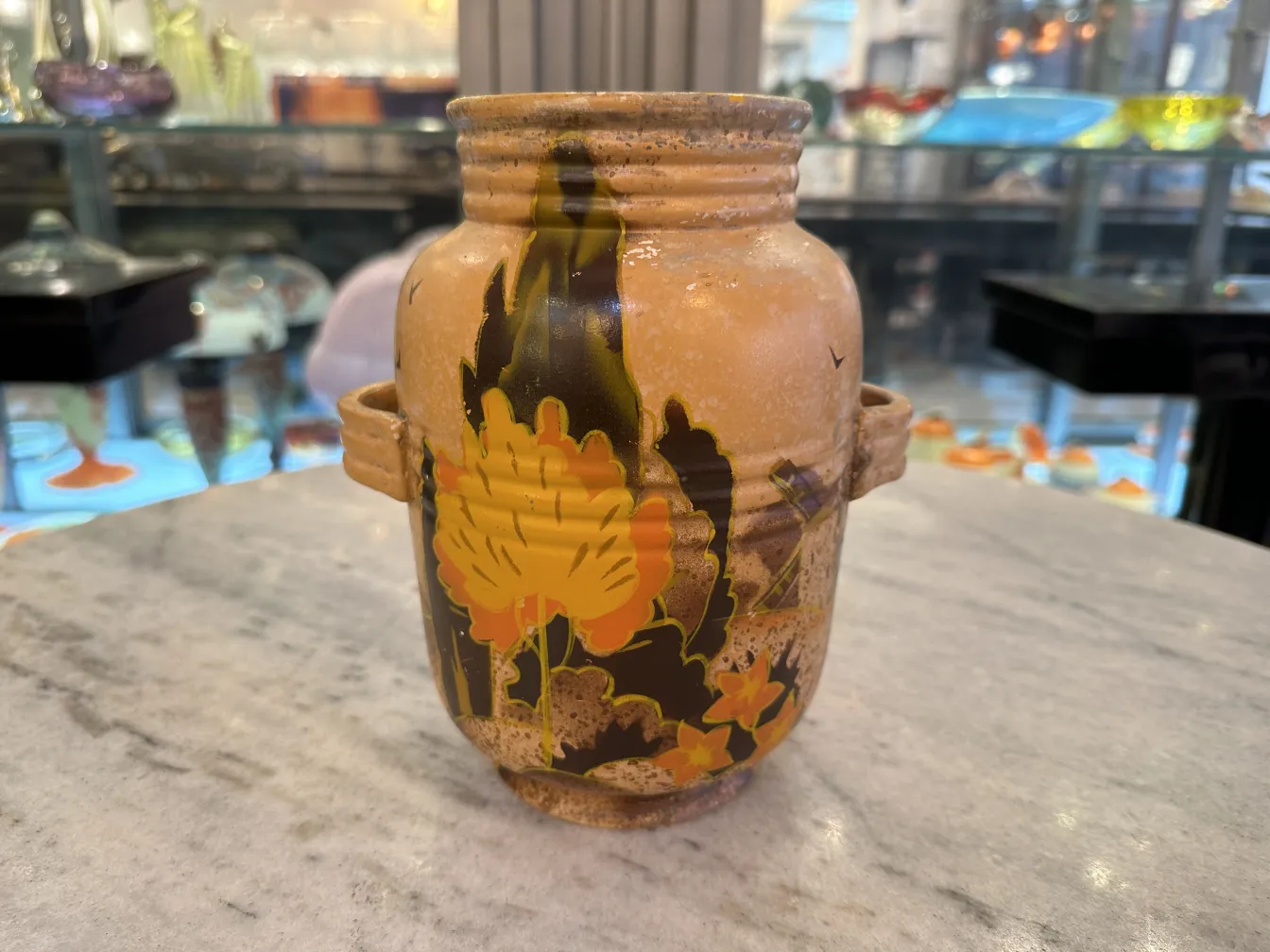Vaso de cerâmica envelhecido com decoração floral em tons quentes