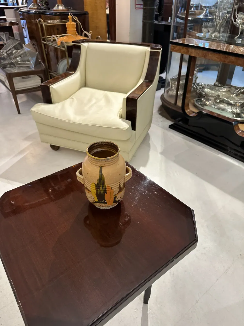 ancienne céramique avec détails décoratifs sur une table