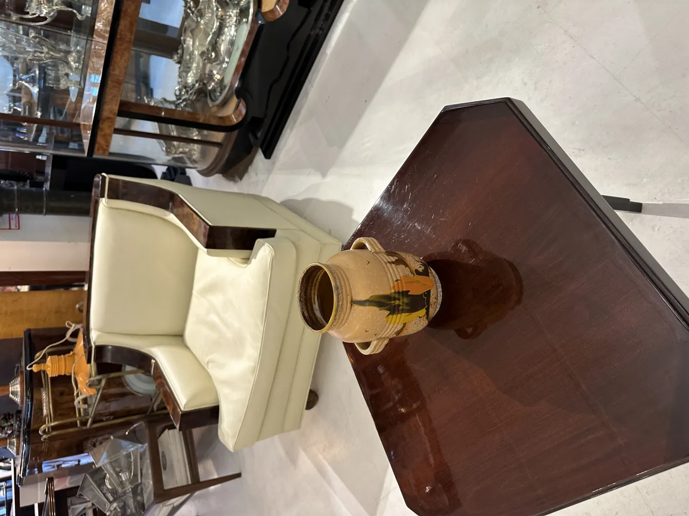 vase en céramique ancienne avec décorations colorées