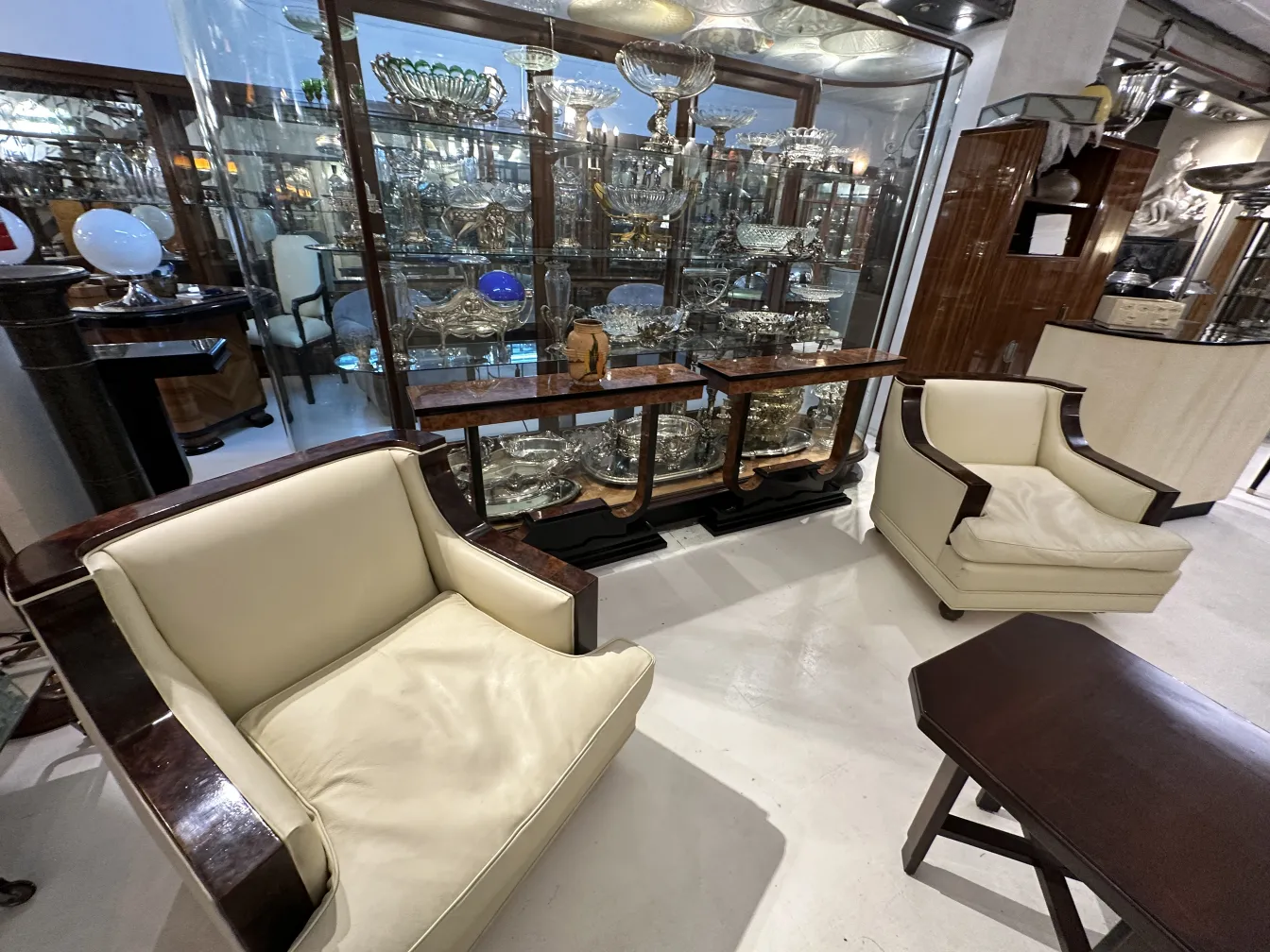 Item de cerâmica decorativa antiga com design elegante e estilo clássico.