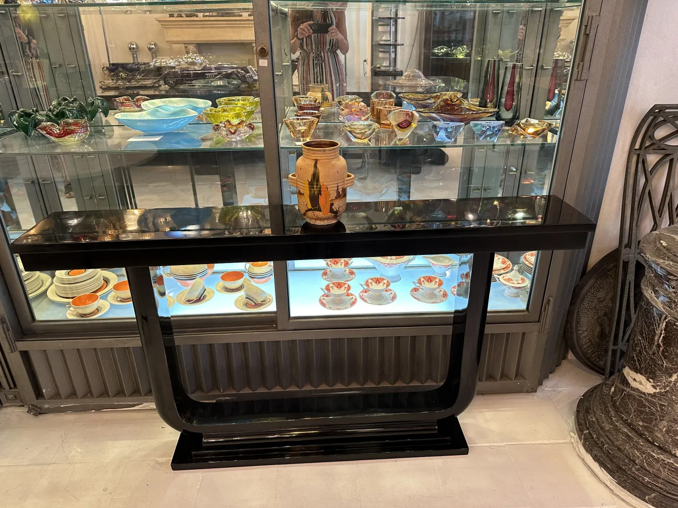 Antica ceramica messicana con dettagli decorativi.