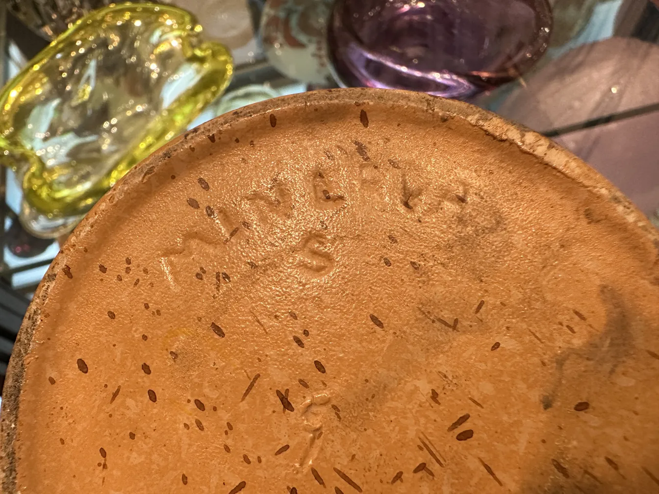 Base de cerâmica antiga com detalhes visíveis e textura