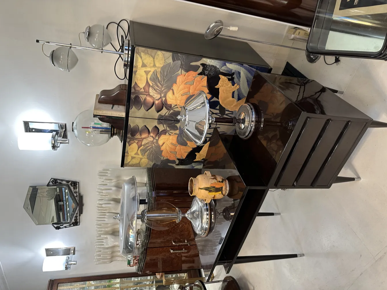 Céramique décorative ancienne dans un salon élégant.