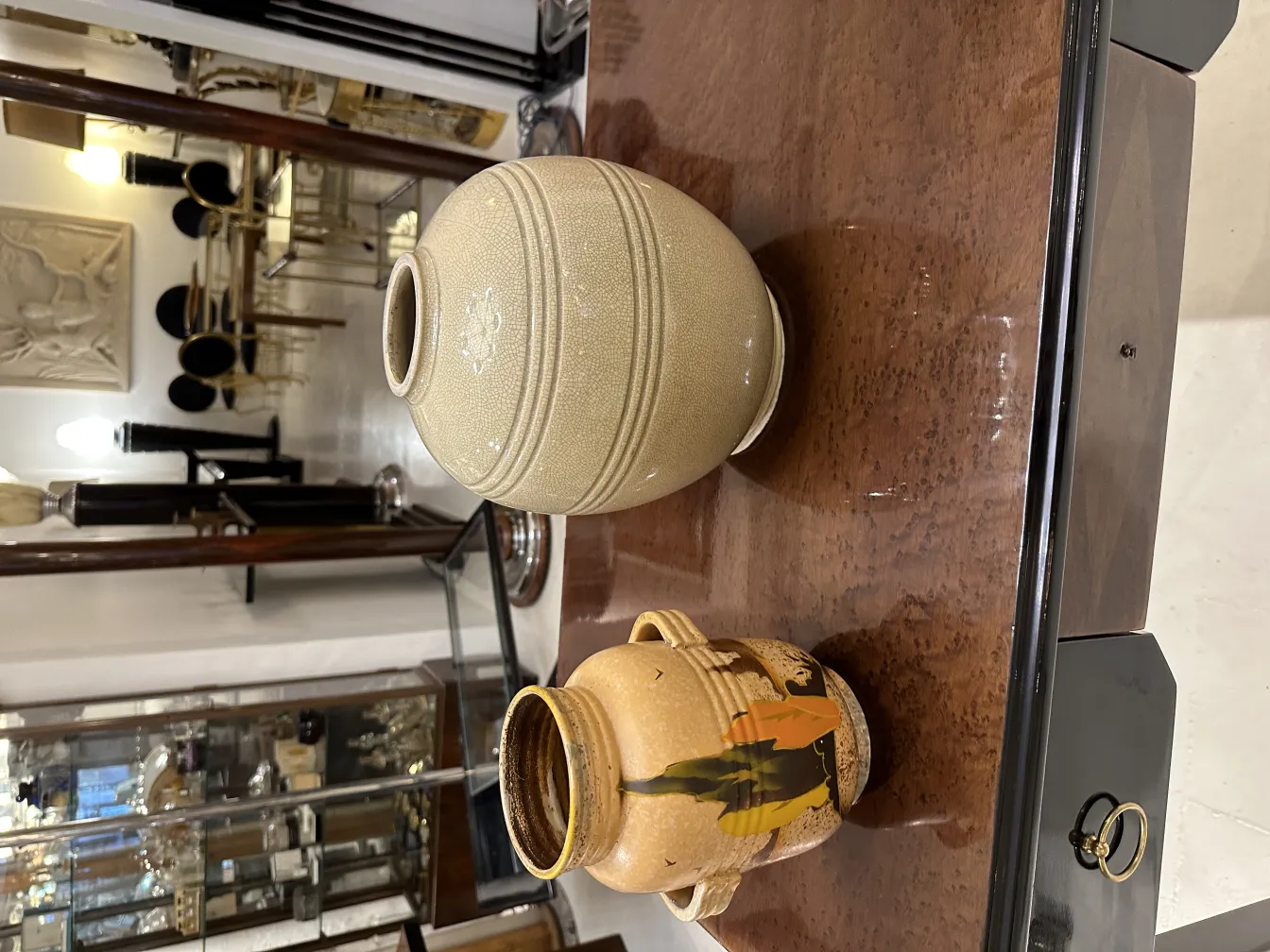 Dos jarras de cerámica antigua en un ambiente elegante y moderno.