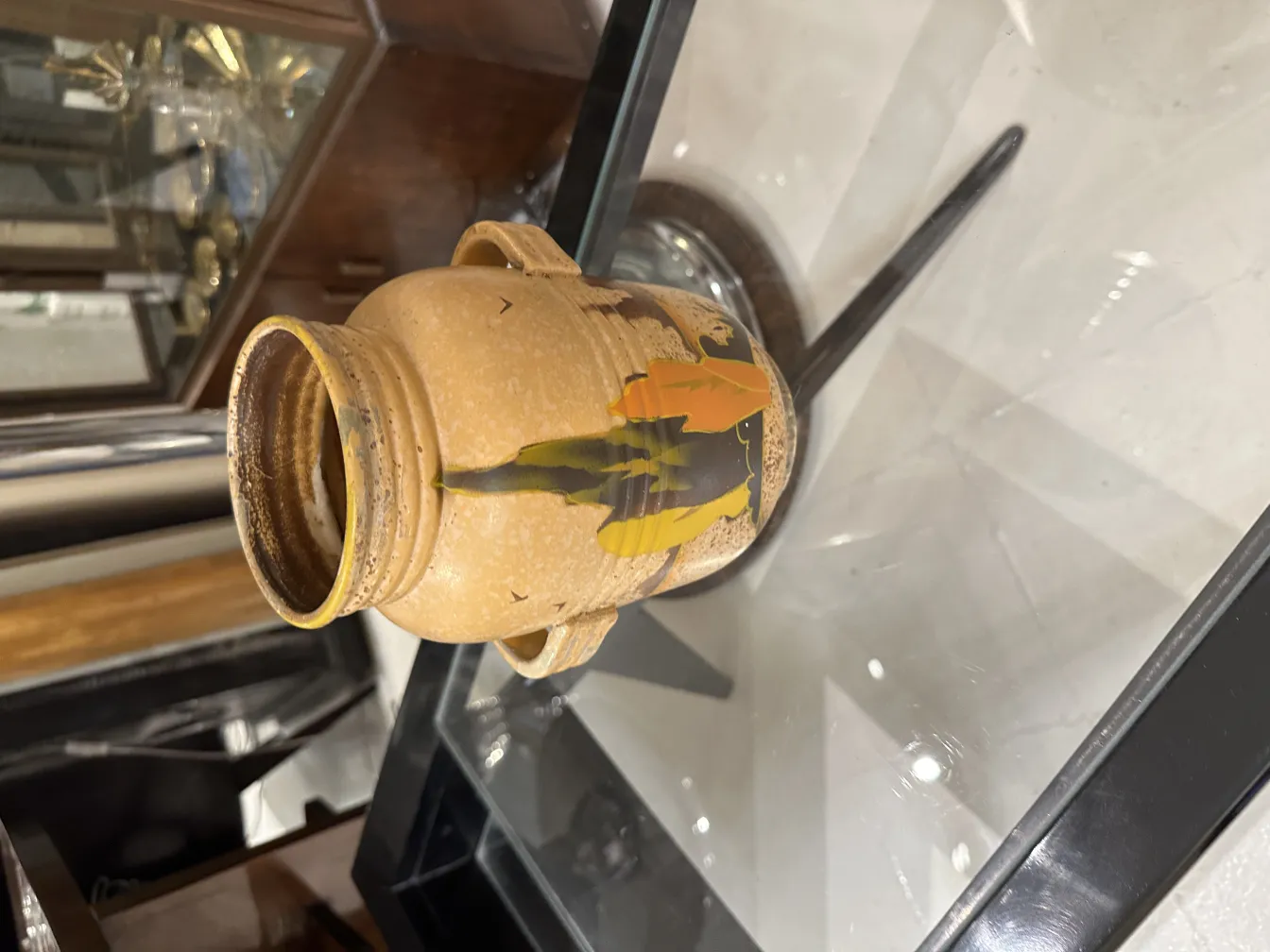 Vase en céramique ancienne avec décoration colorée