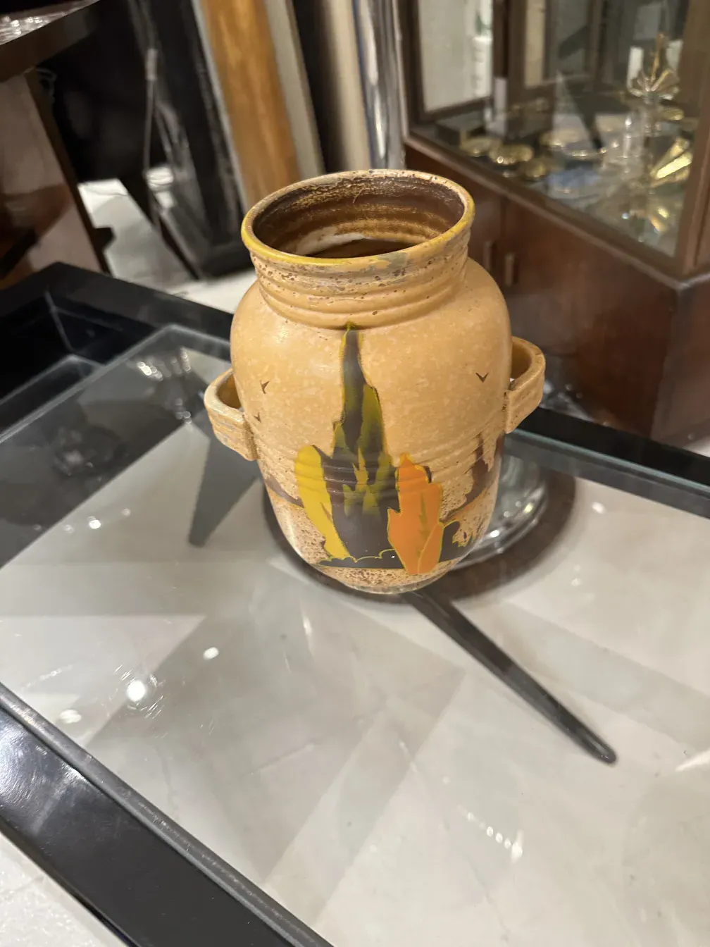 カラフルなデザインの古代陶器の壺-イングランド