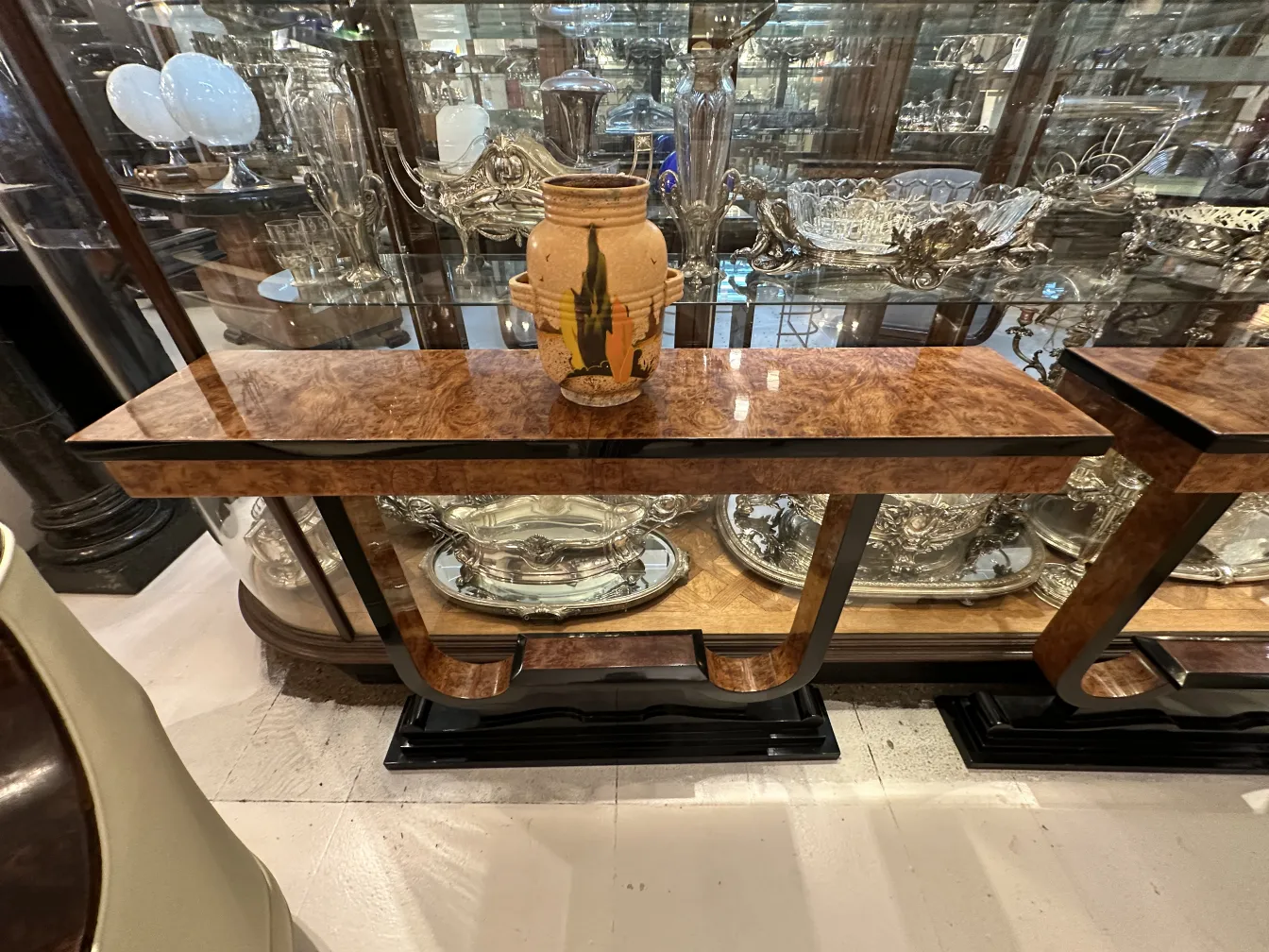 Vaso di ceramica antica su tavolo di legno