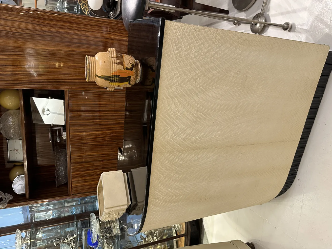 テーブルの上にあるカラフルな装飾の古い陶器の花瓶