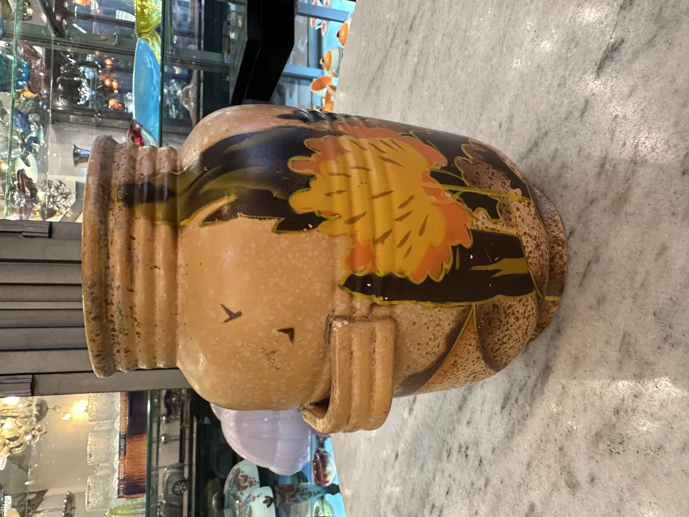 Vaso di ceramica antica con fiori dai toni caldi