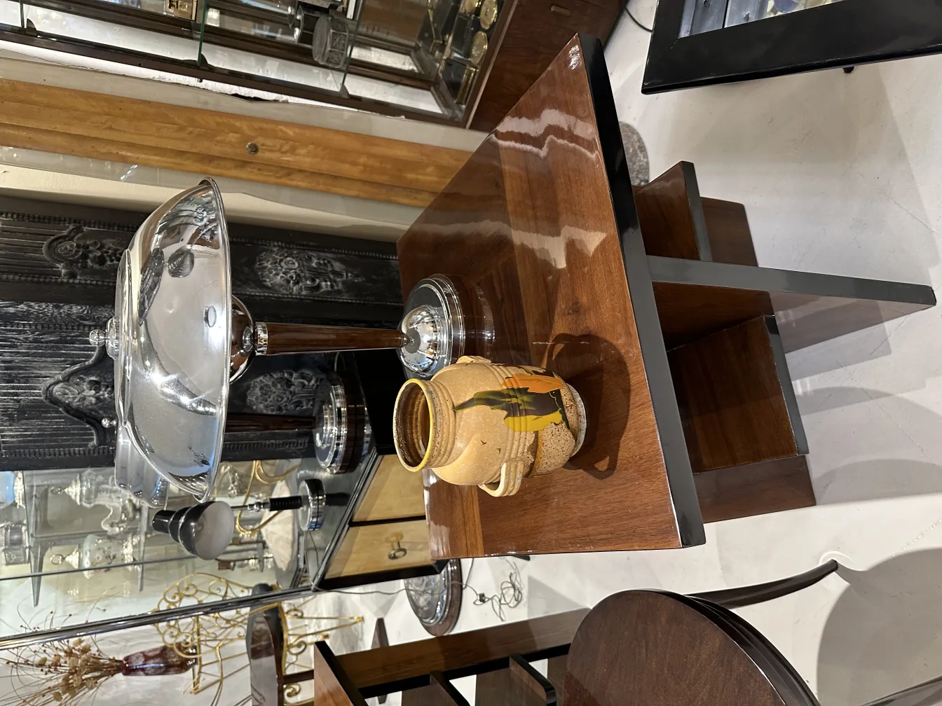 Vaso in ceramica antica con dettagli decorativi