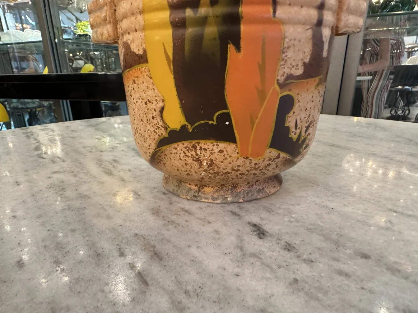 Antica ceramica decorativa con colori vivaci su un tavolo