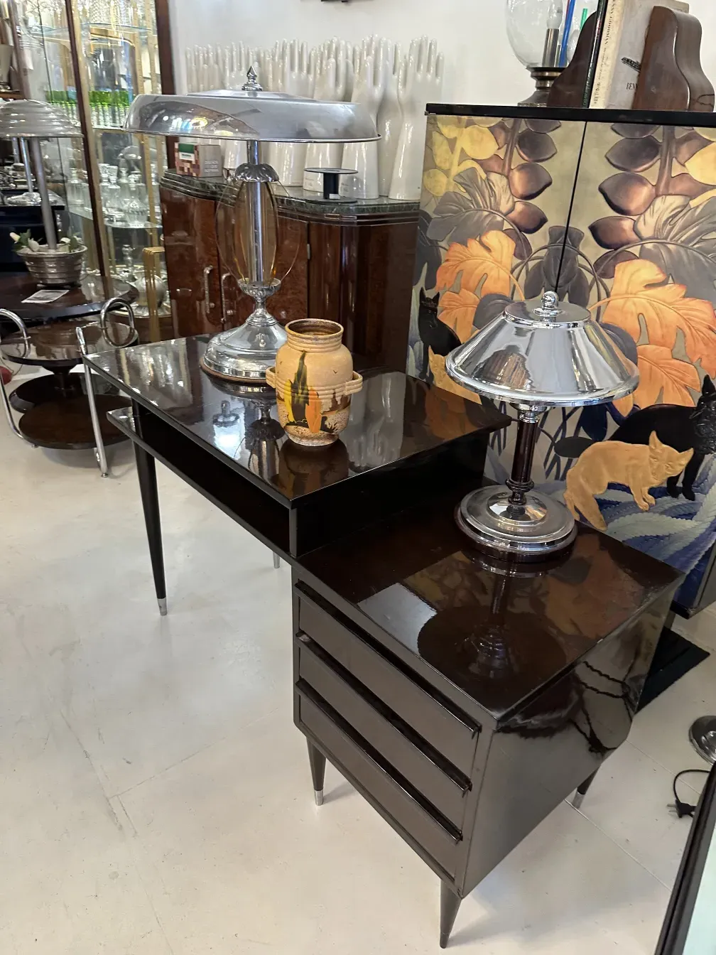 antigüedad cerámica con detalles decorativos y colores vivos