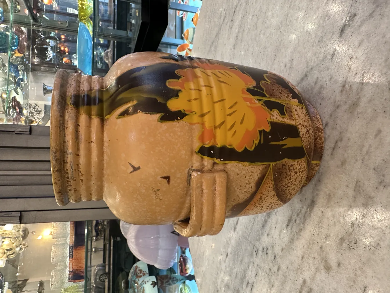 装饰有黄色花的古老陶瓷花瓶