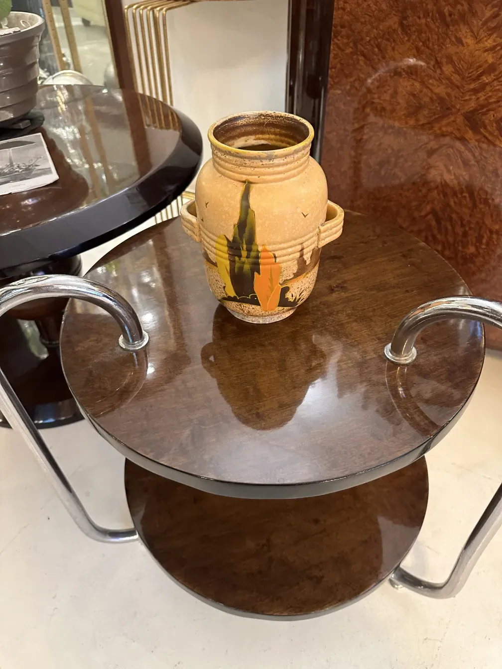 Ancienne céramique avec des détails peints, dans un environnement moderne.