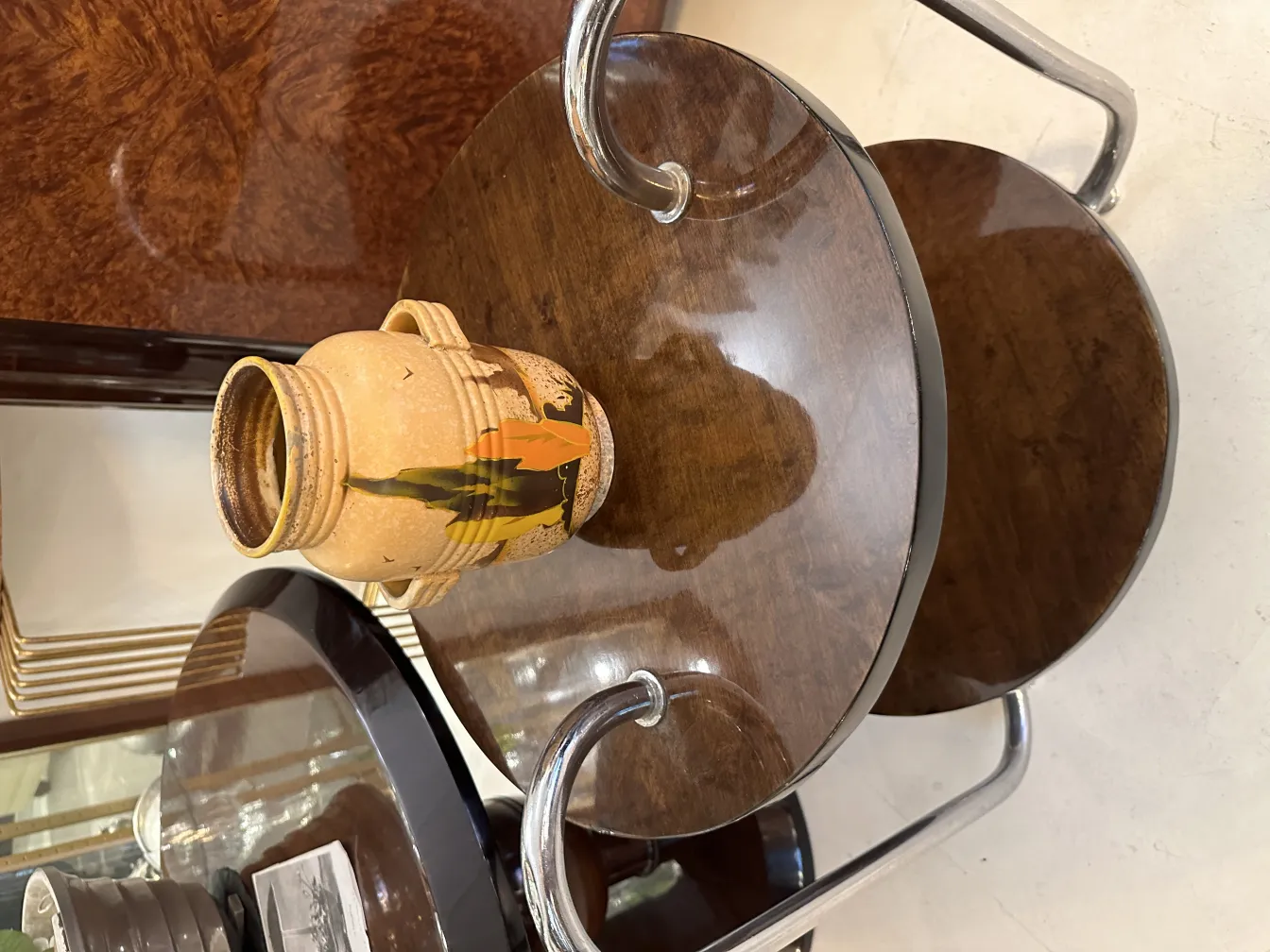 Vaso de cerâmica antiga com decorações coloridas