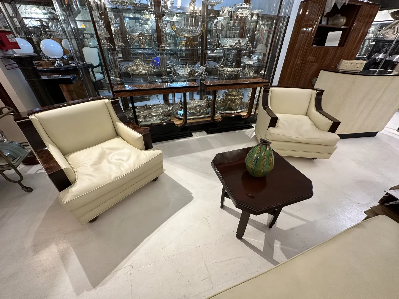 Jarrón de cerámica antigua en ambiente clásico con sillones.