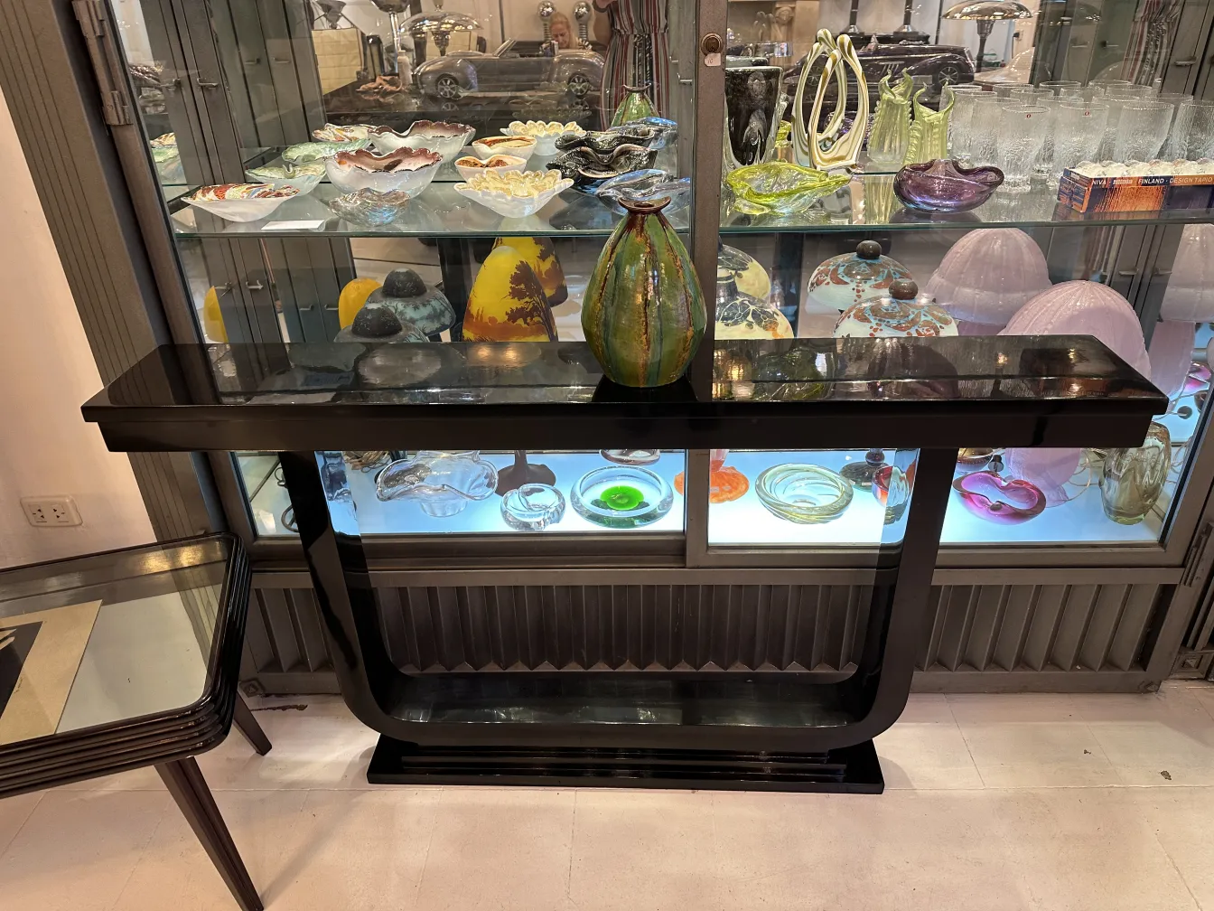 Jarrón de cerámica antiguo con diseño colorido en un ambiente decorativo.