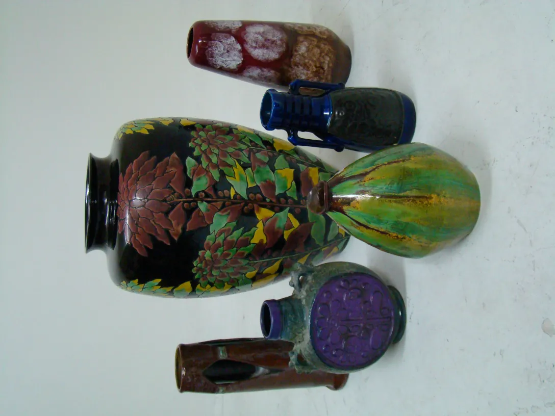 Set di ceramica antica con colori vivaci e dettagli floreali