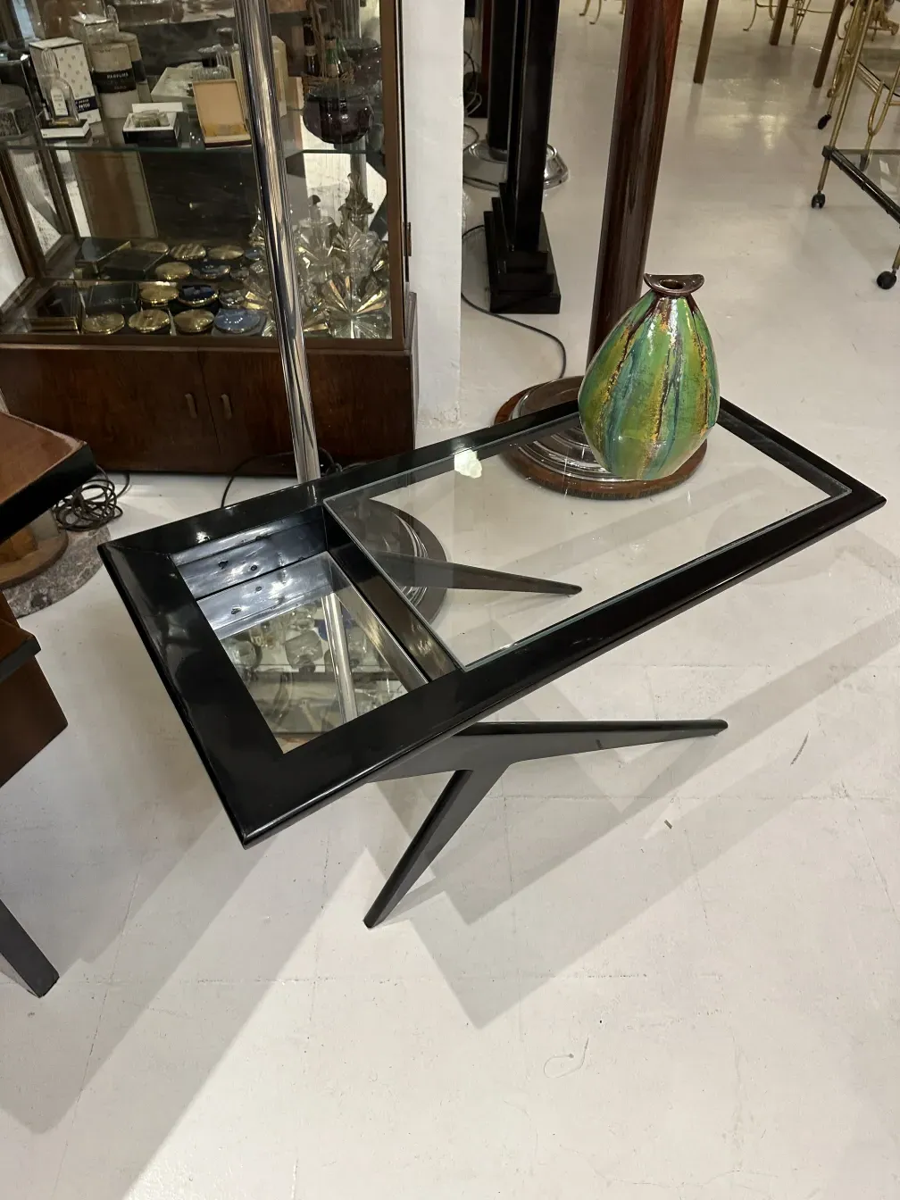 Mesa auxiliar con cerámica antigua decorativa.
