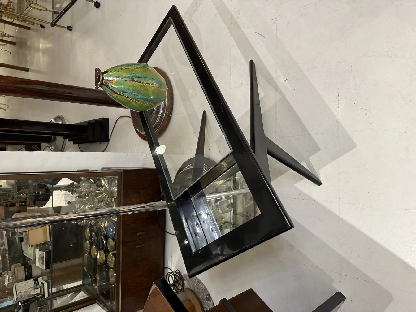 Vaso de cerâmica com design impressionante sobre mesa moderna.