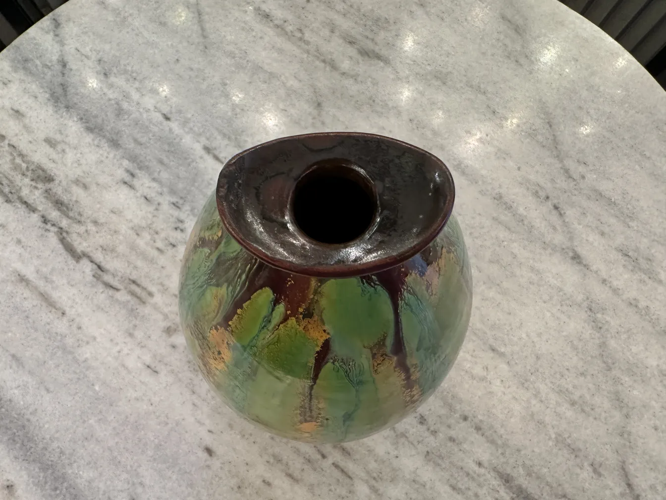 詳細な色の古代の陶器の花瓶. 大理石の背景.