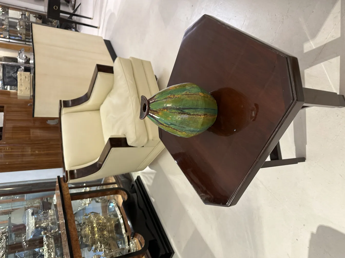 Antike grüne Keramikvase auf Holztisch