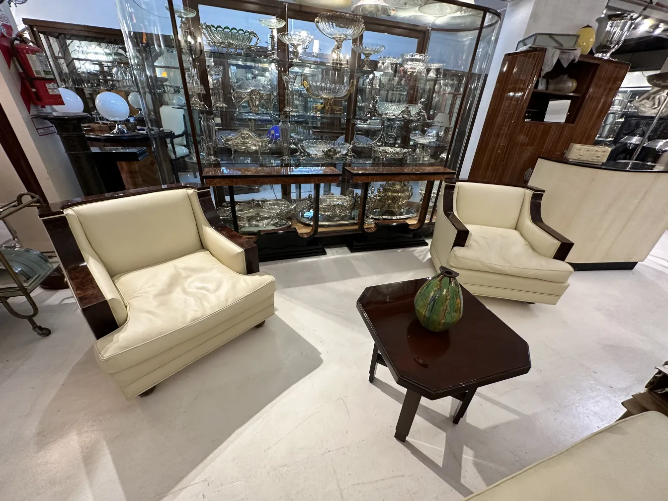 고대 다채로운 장식 도예와 골동품 배경.