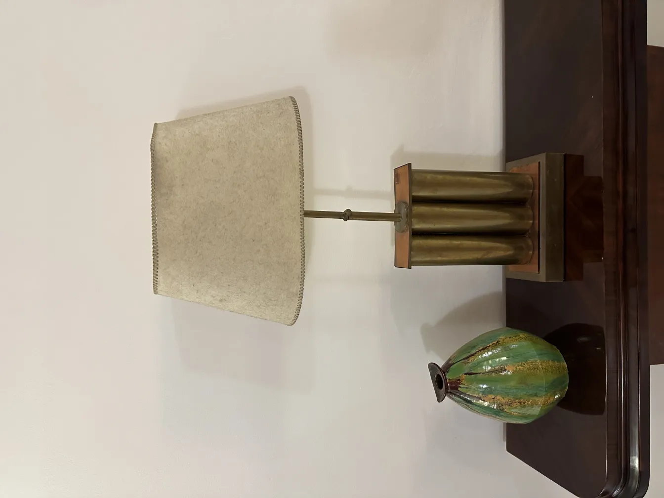 Grüner Keramikvase mit goldenen Details, dekorativ