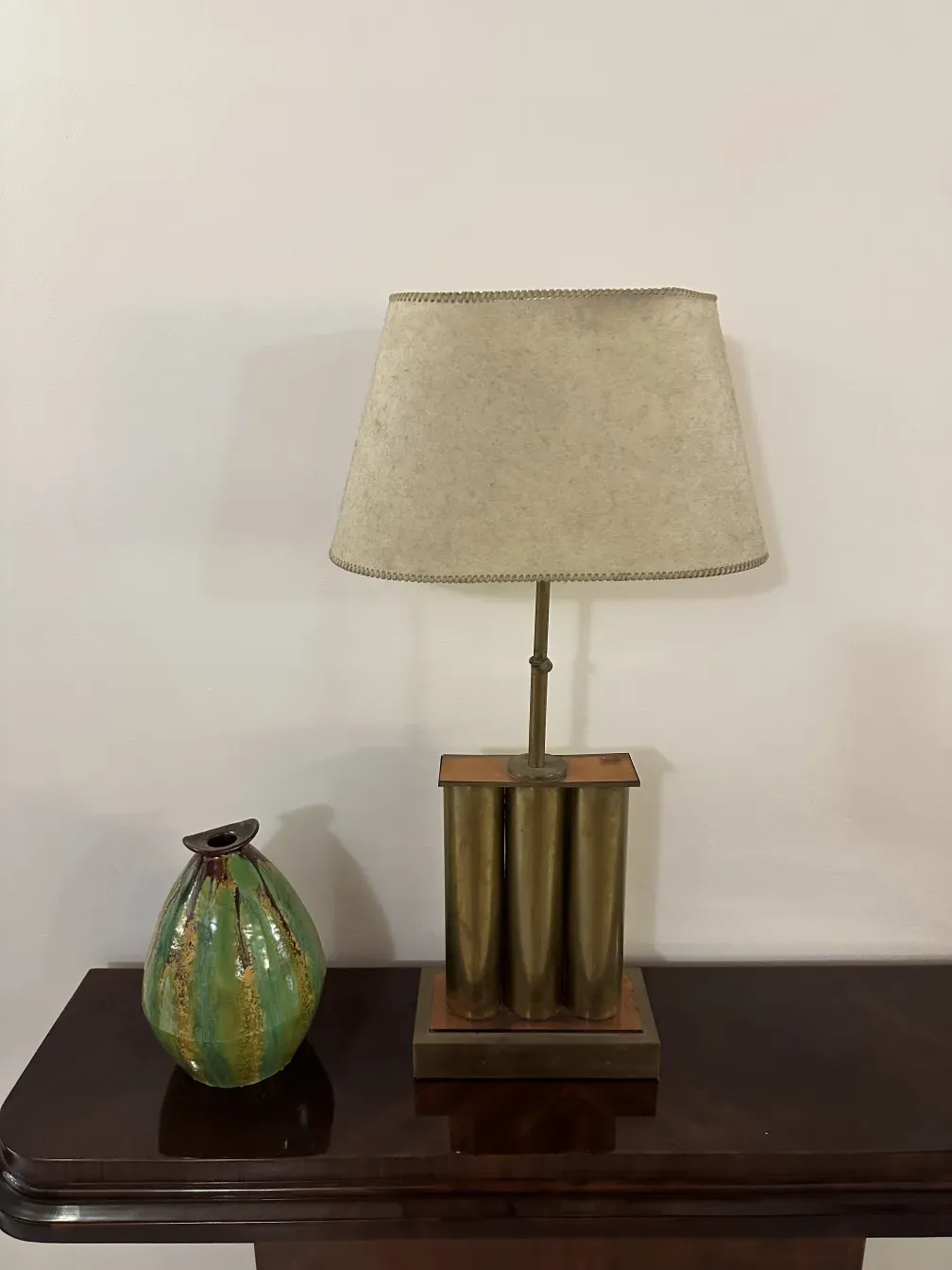 Antiga cerâmica decorativa com design verde em um ambiente doméstico