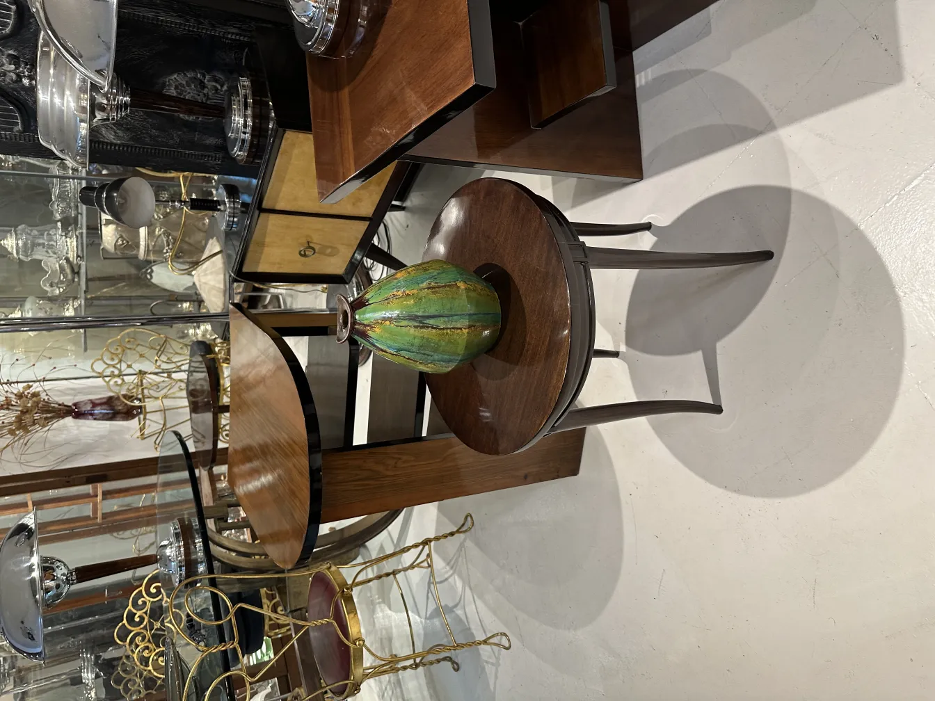 Vase ancien en céramique verte sur une table en bois.