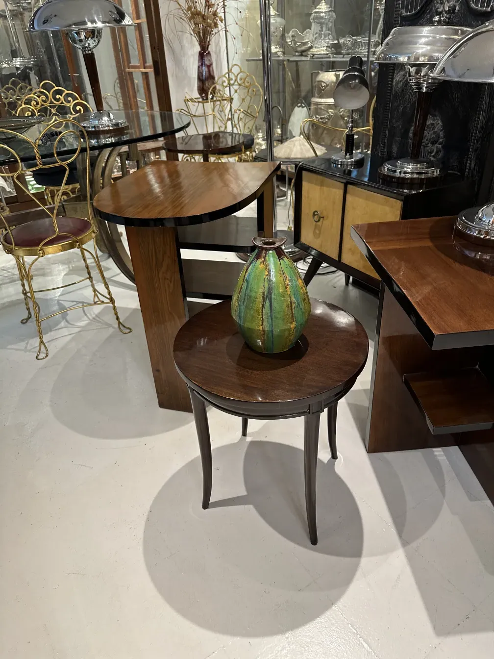 jarrón de cerámica antigua decorativo con tonalidades verdes