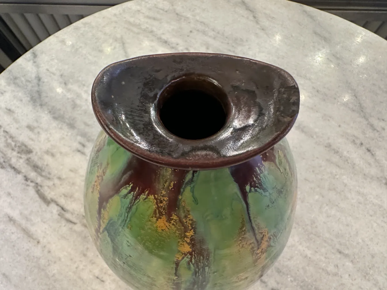 Antike Keramikvase mit bunten grünen und braunen Details, einzigartiger Stil