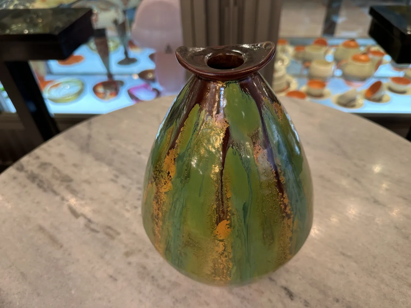 Vase ancien en céramique avec motif vert et doré