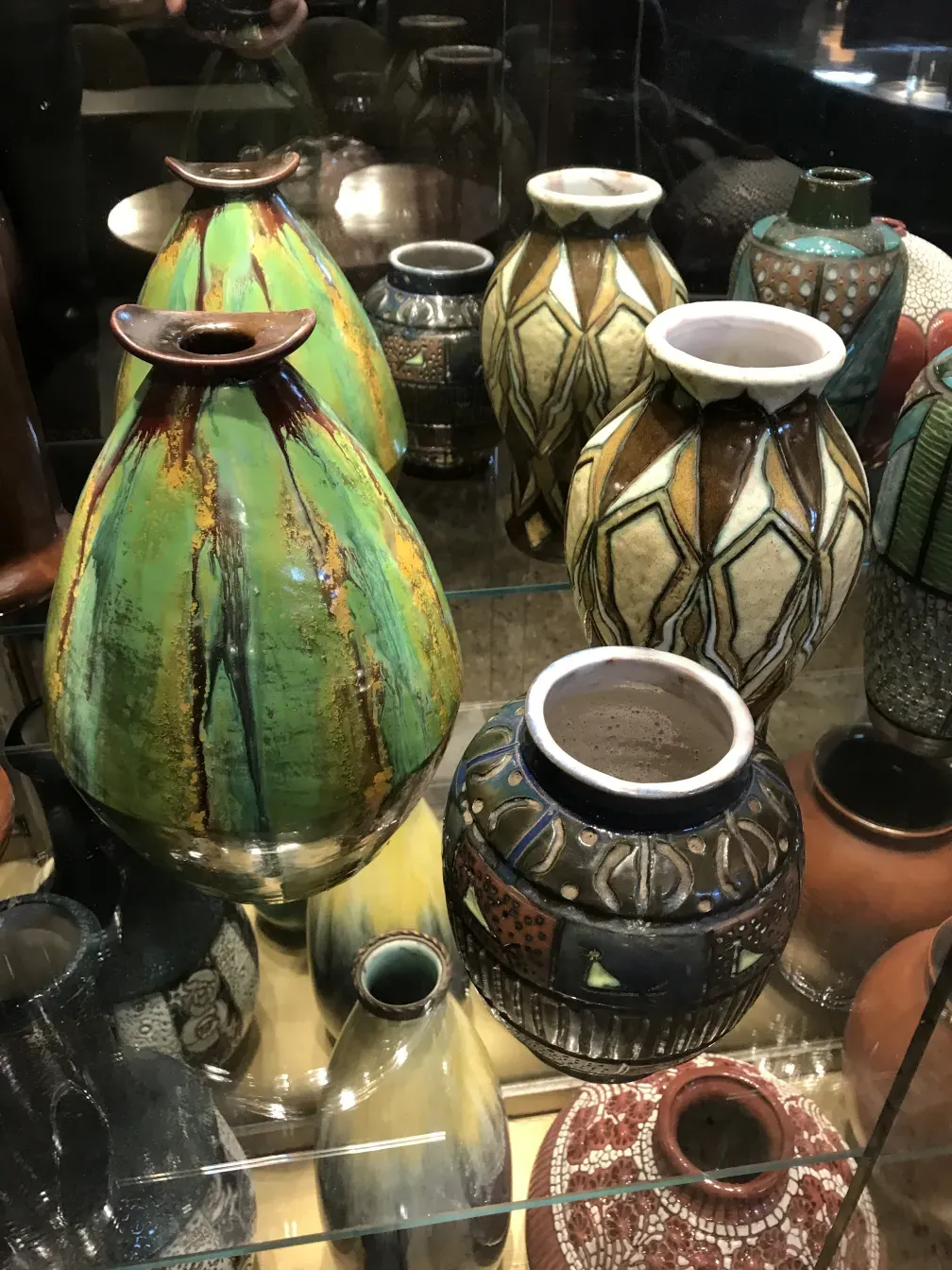 Diversas cerâmicas antigas decoradas em várias cores em exibição